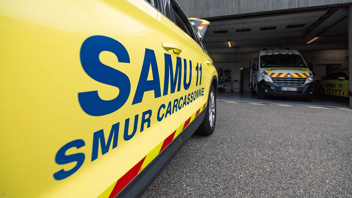 véhicule du SAMU devant le Centre Hospitalier de Carcassonne