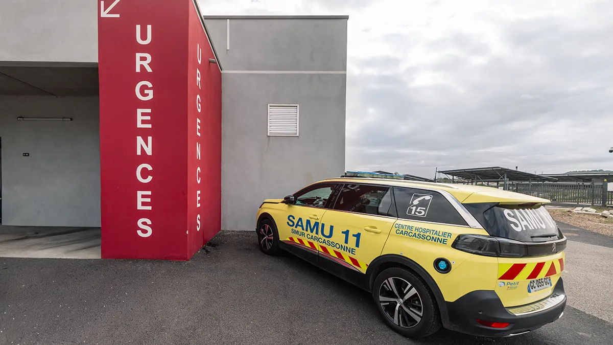 Voiture du SAMU stationnée devant l'entrée des urgences du Centre Hospitalier