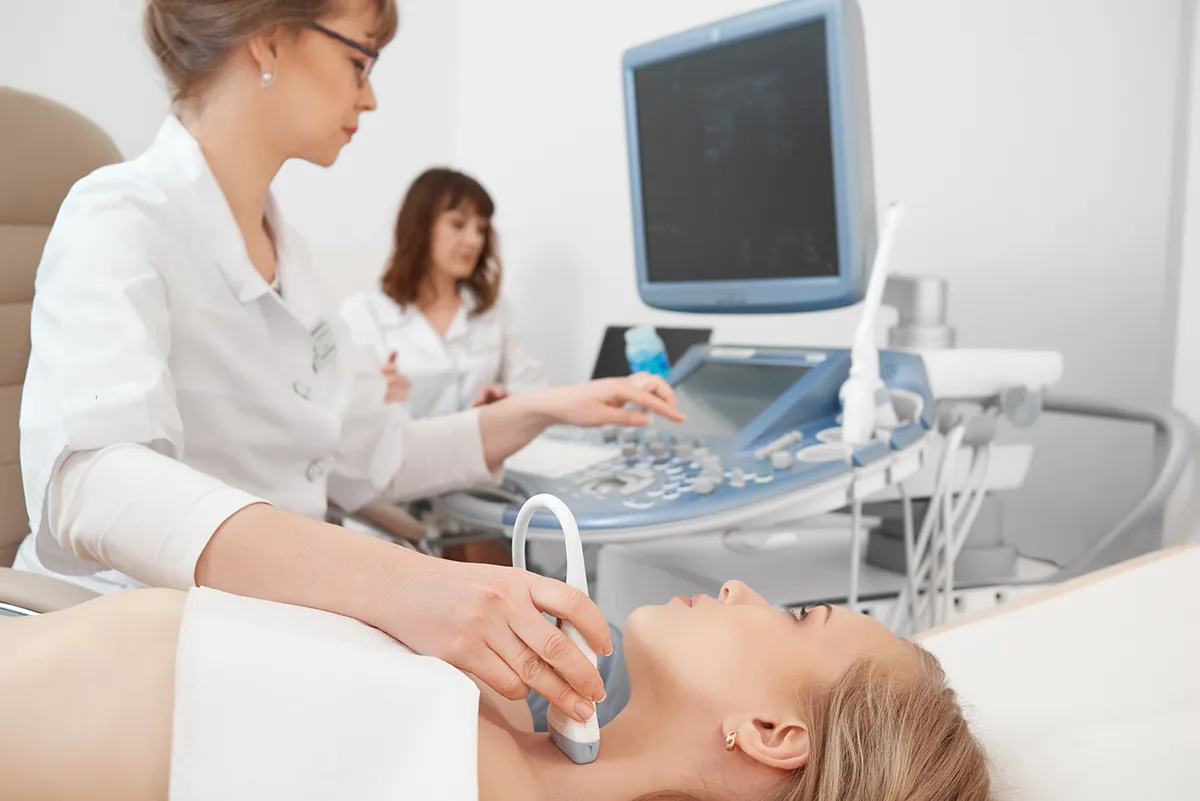 Femme en consultation pour l'endocrinologie au Centre Hospitalier de Carcassonne