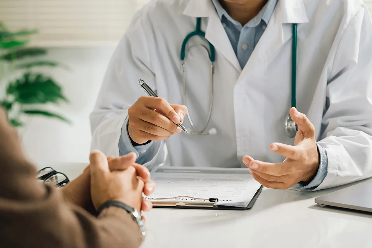 Médecin généraliste et un patient en consultation au Centre Hospitalier de Carcassonne